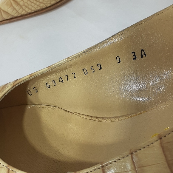 Salvatore Ferragamo cream and tan heels - Picture 2 of 11